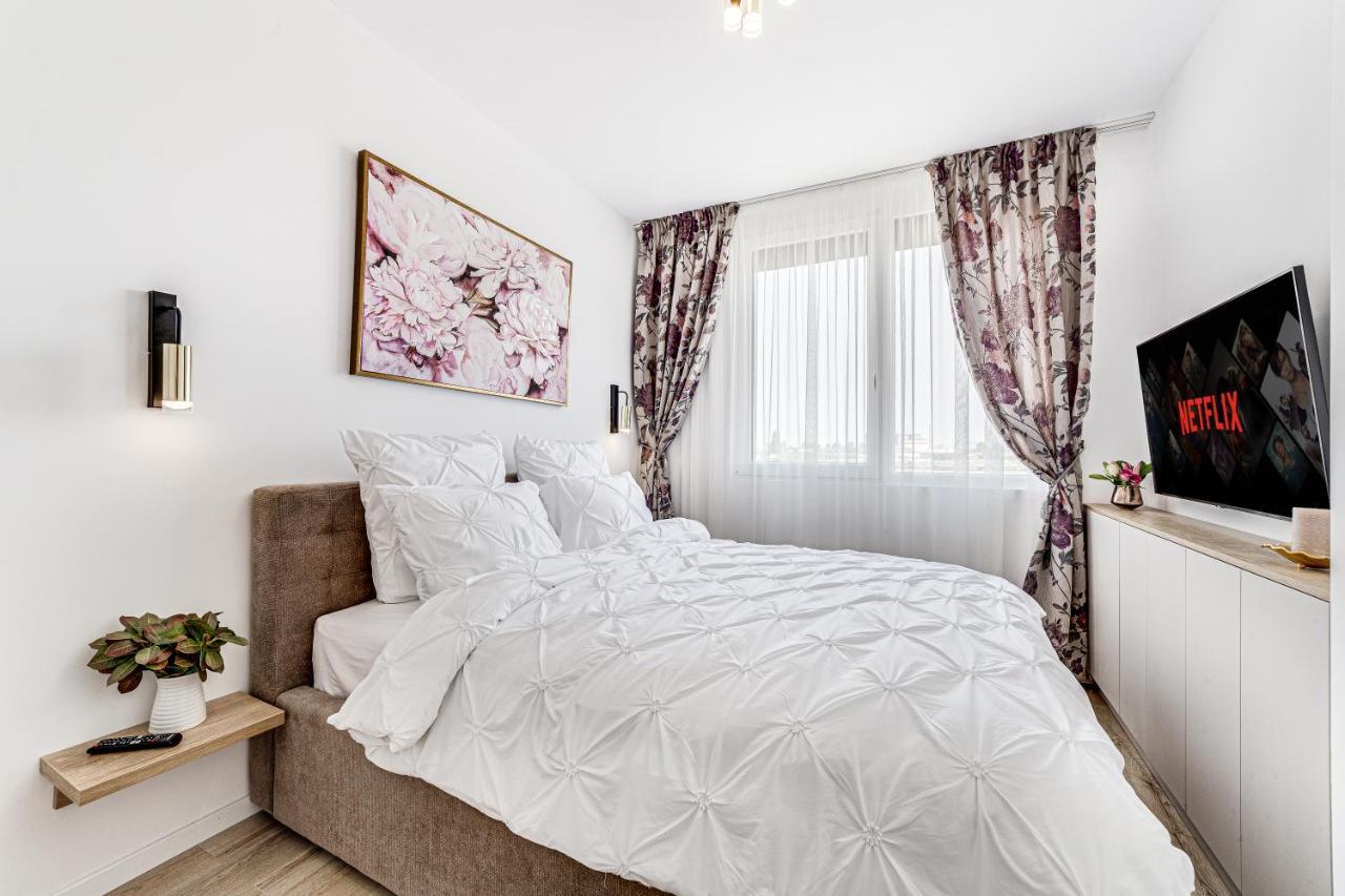 Elegant Apartment Near Afi & Atrium Mall Arad Kültér fotó